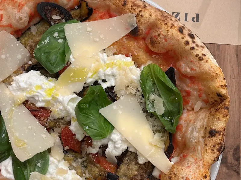 신선한 재료들이 아낌없이 올라간 포폴로피자의 화덕피자