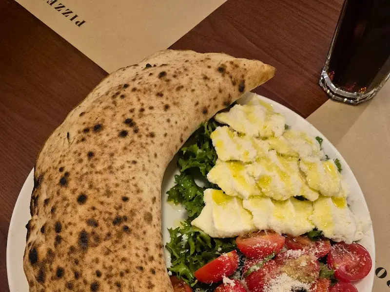 카프레제 샐러드와 콜라의 환상적인 조합