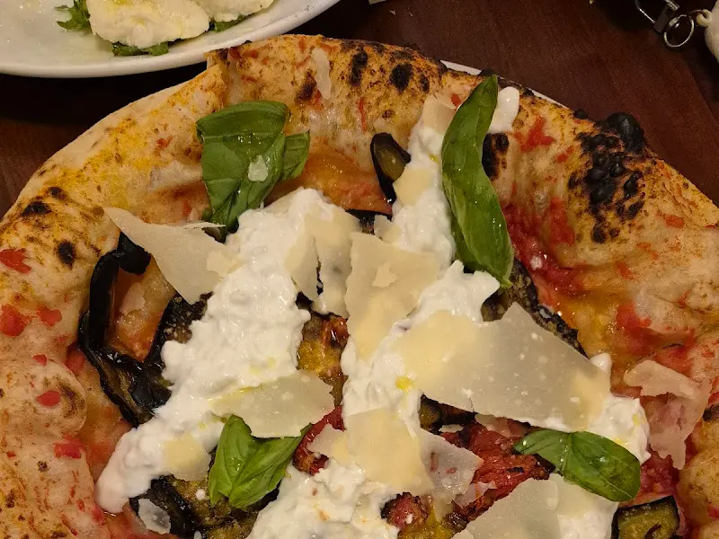 포폴로 클라시카 피자의 환상적인 비주얼