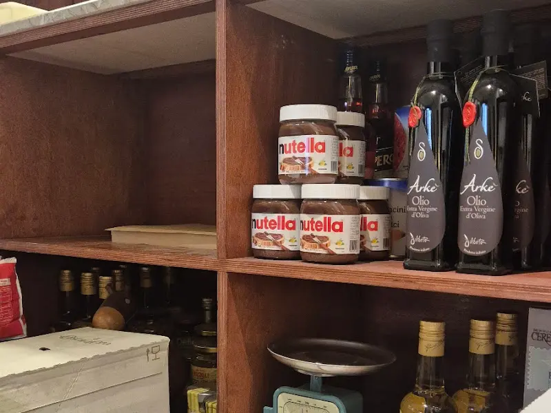 다양한 종류의 올리브 오일과 누텔라 잼이 진열된 카운터