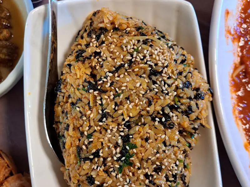 김가루와 깨가 듬뿍 뿌려진 볶음밥