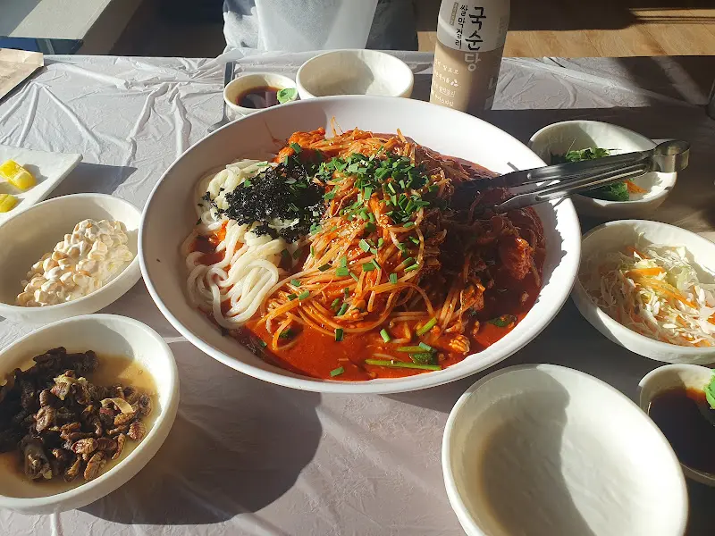 테이블 가득 차려진 한 상