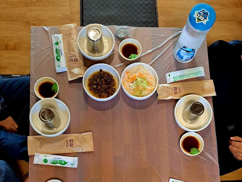 깔끔하게 정돈된 테이블 세팅