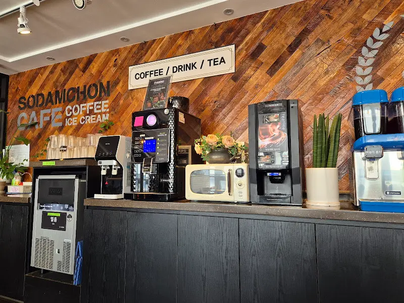 다양한 음료와 아이스크림을 즐길 수 있는 카페