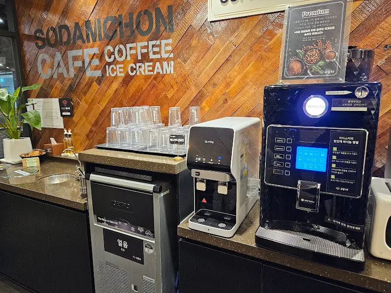 다양한 커피 머신이 준비된 카페 공간