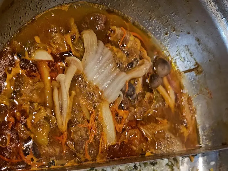 샤브샤브에 푸짐하게 들어간 버섯