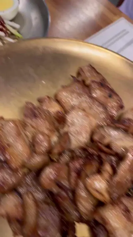 윤기가 흐르는 숯불고기