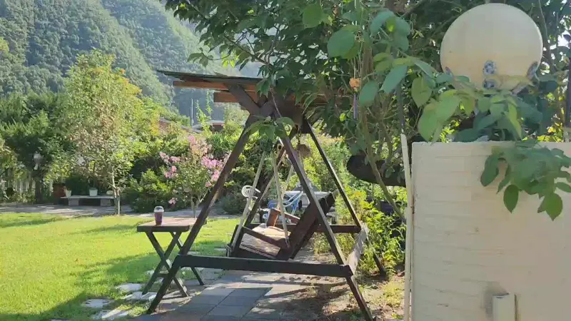 정원의 그네 의자