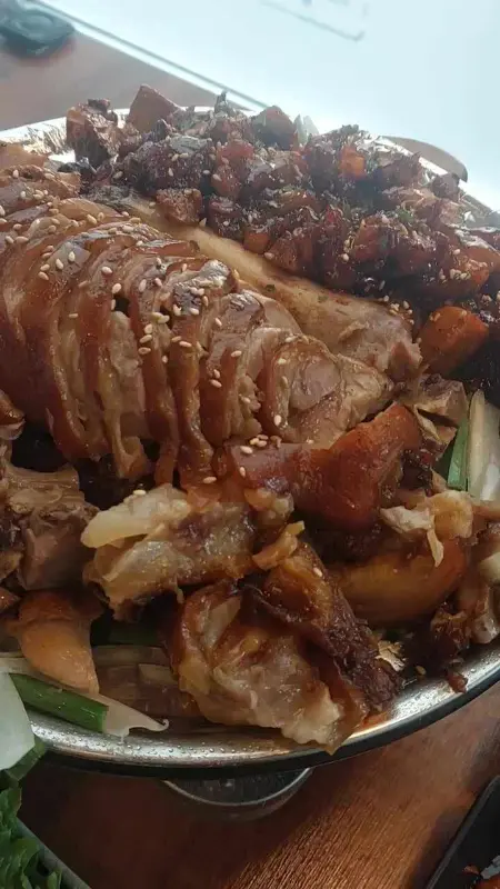 윤기가 흐르는 족발과 매콤한 불족의 환상적인 만남