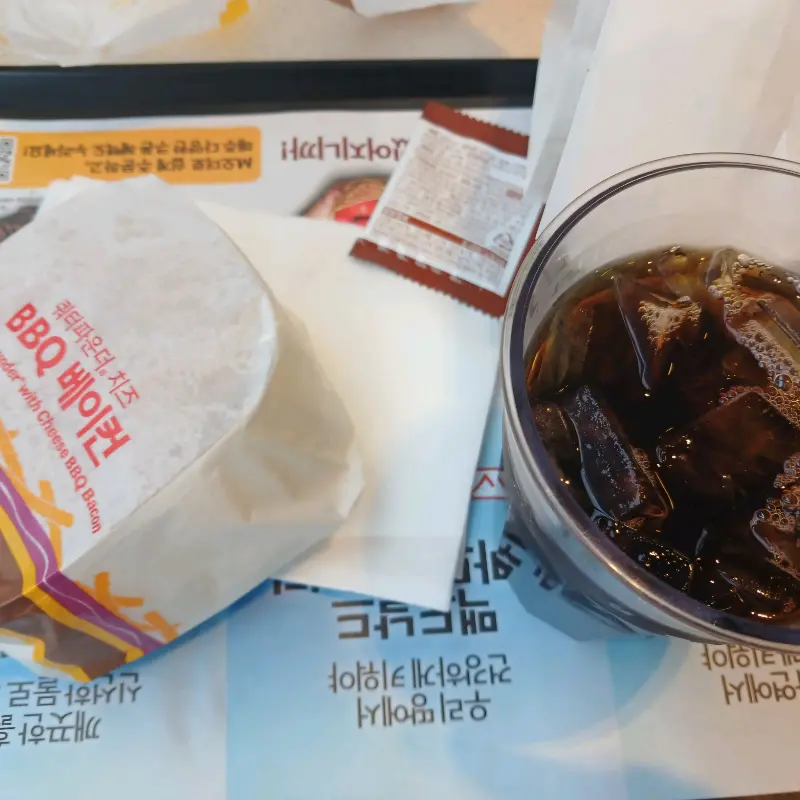 BBQ 베이컨 버거와 콜라