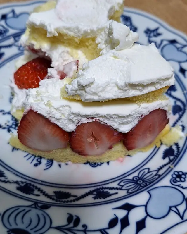 생크림과 딸기가 듬뿍 들어간 케이크