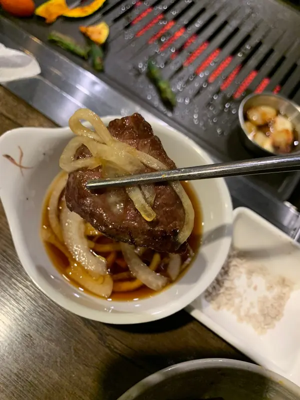 양파절임과 함께