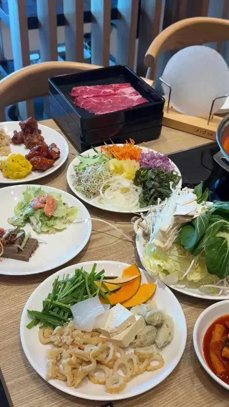 테이블 가득 차려진 샤브샤브 재료
