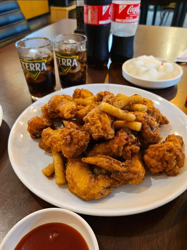 바삭하게 튀겨진 똥집후라이드와 시원한 맥주