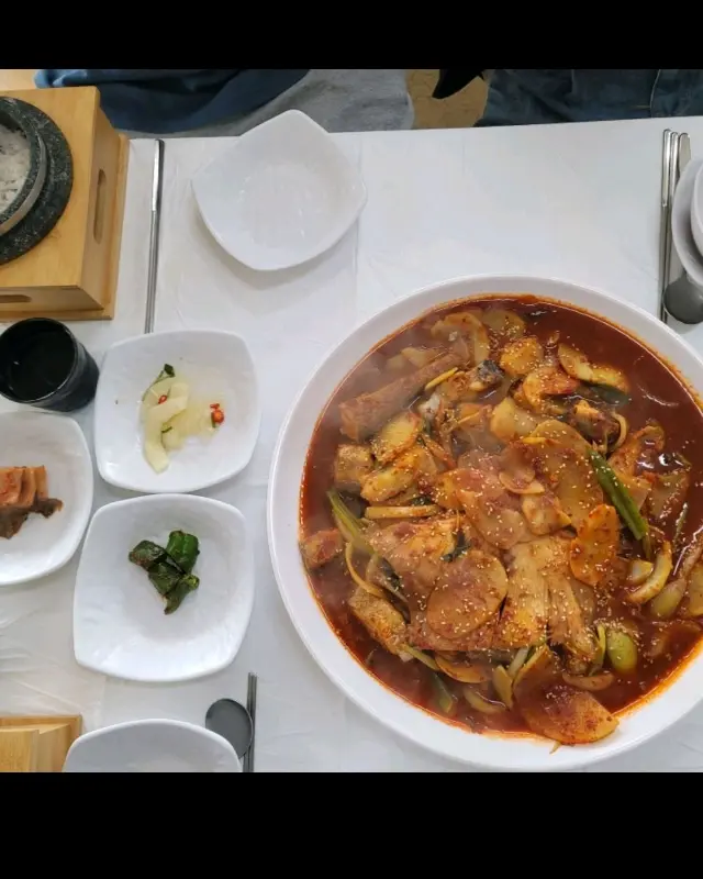 맛깔스러운 생선찜과 밑반찬