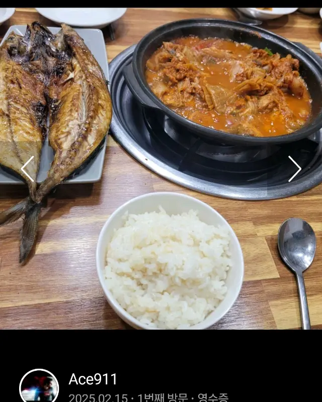 고등어 구이와 김치찜, 밥 한 공기가 함께 차려진 모습