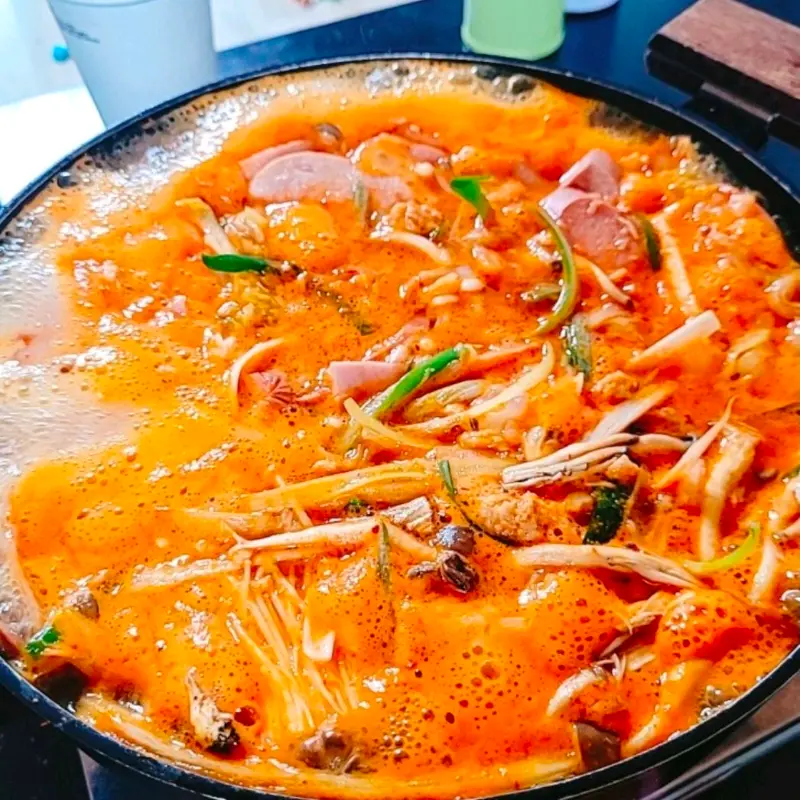 보글보글 끓고 있는 부대찌개
