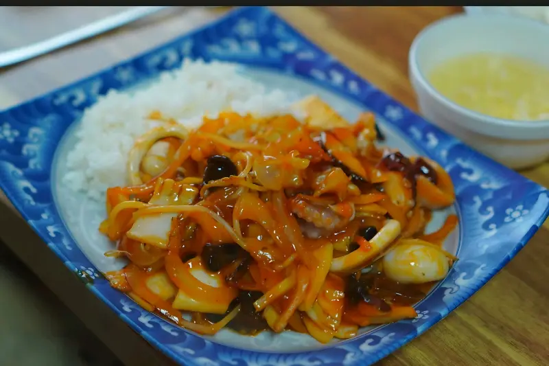 맛깔스러운 해물덮밥