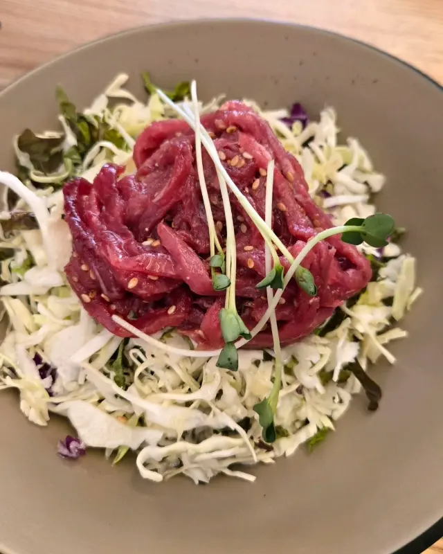 육회의 붉은 색감이 식욕을 자극하는 비주얼