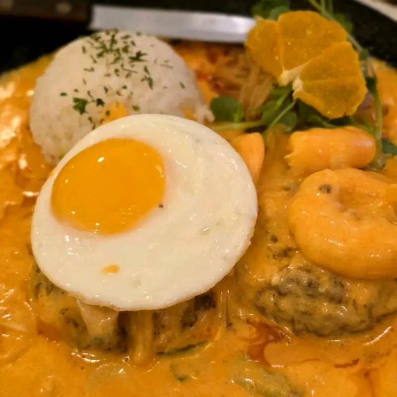 함박스테이크 위에 올려진 계란