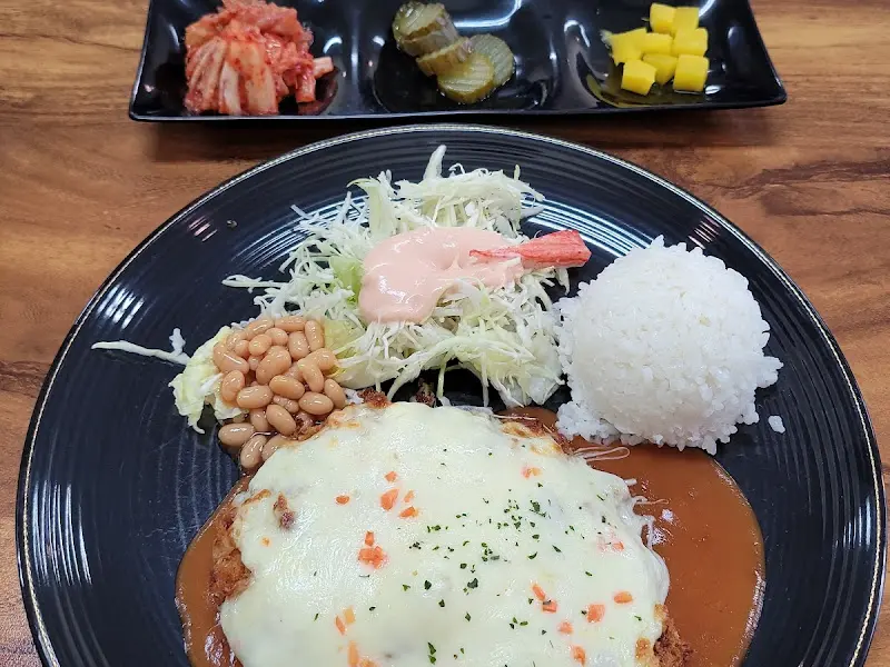 돈가스와 곁들임 반찬