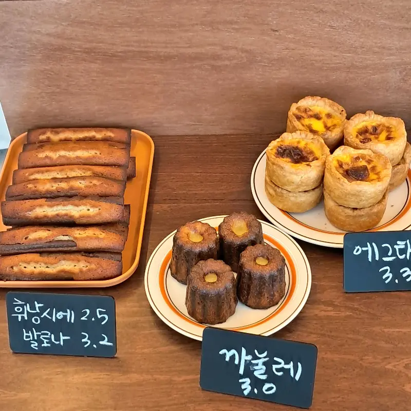 헬로베이크샵 디저트 진열