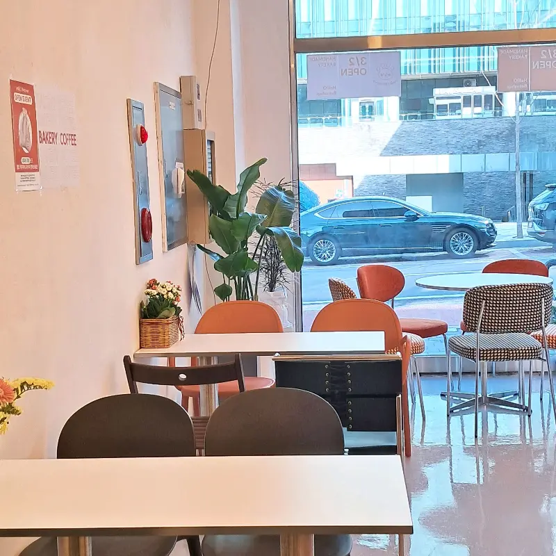 헬로베이크샵 내부 테이블과 창밖 풍경