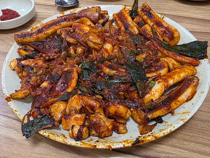 윤기가 흐르는 오징어볶음