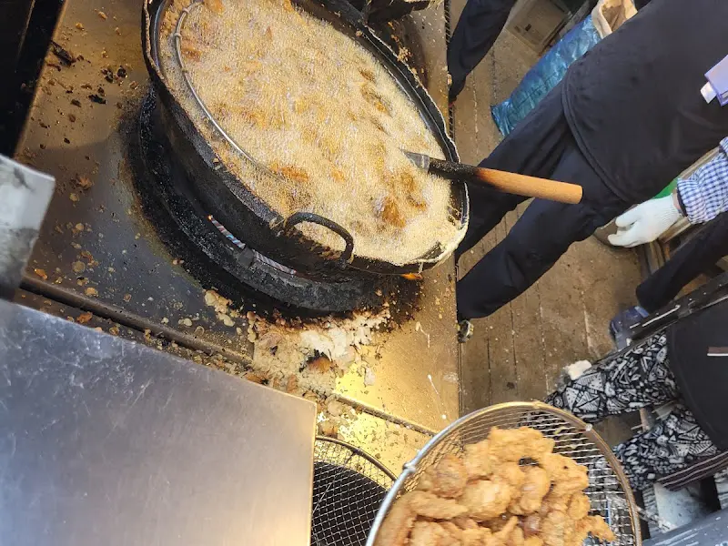 수일통닭 튀기는 모습