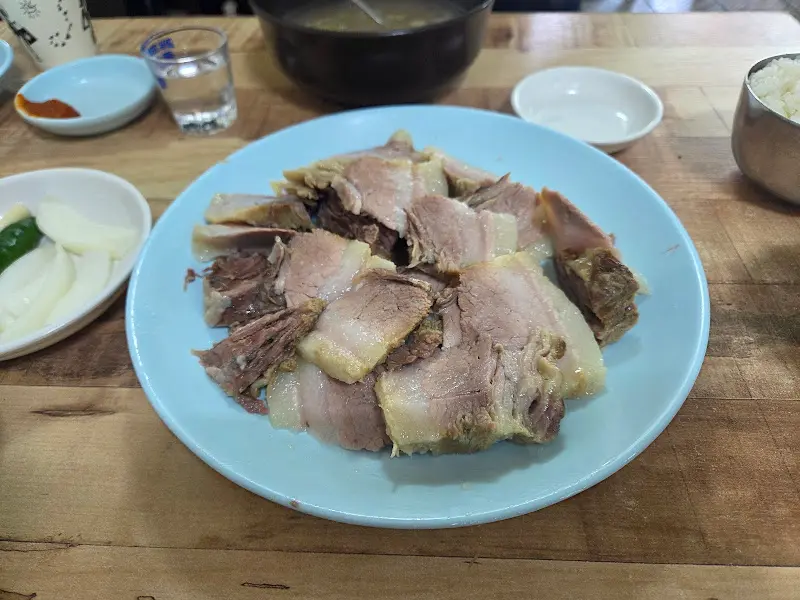 수육백반 한상차림