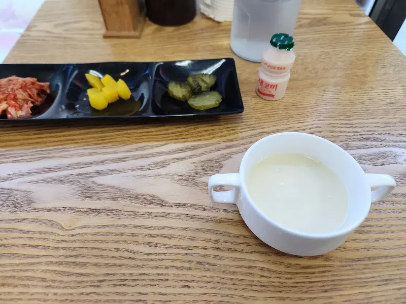 테이블 위에 놓인 요구르트와 반찬 접시