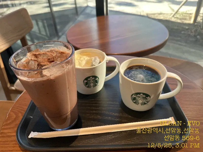 테이블 위에 놓인 커피 음료들