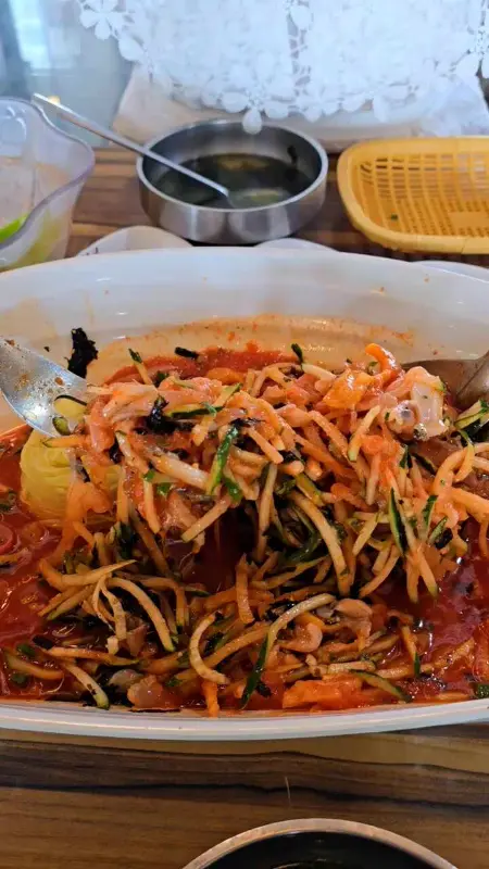 물회 비비는 모습