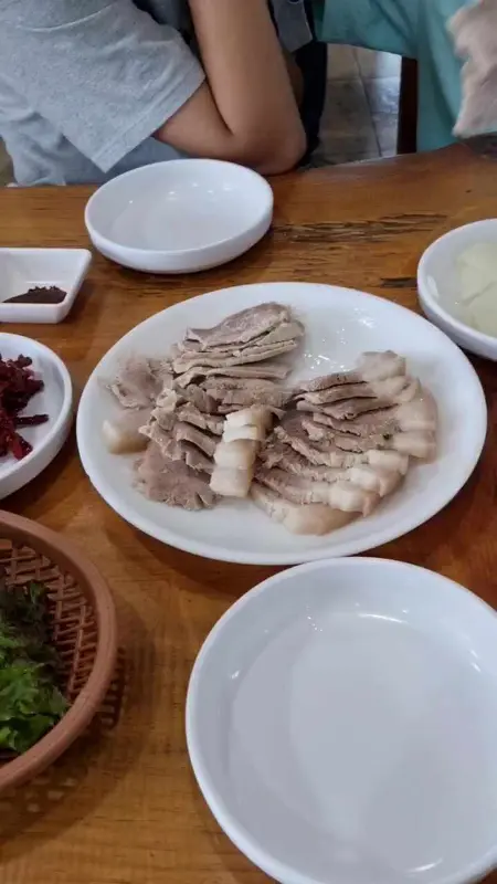 수육 한 점 드세요