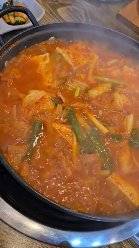 보글보글 끓는 김치찌개