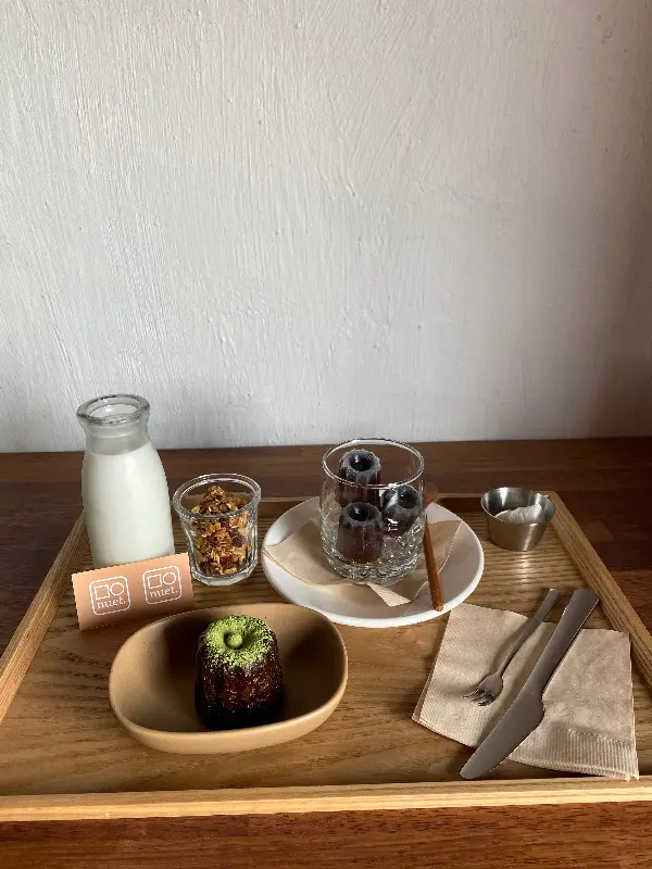 모뉴에트의 까눌레와 음료