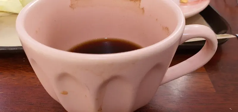 커피를 남김없이 비운 컵