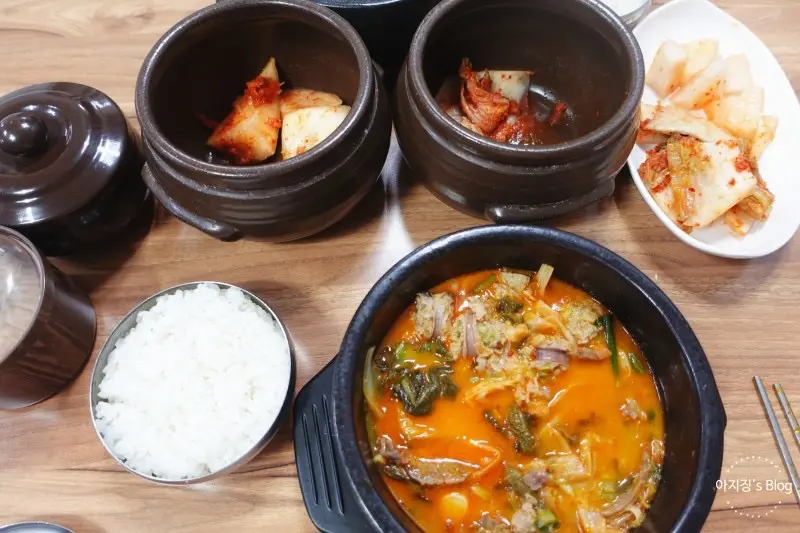 국밥과 환상적인 조화를 이루는 김치와 깍두기