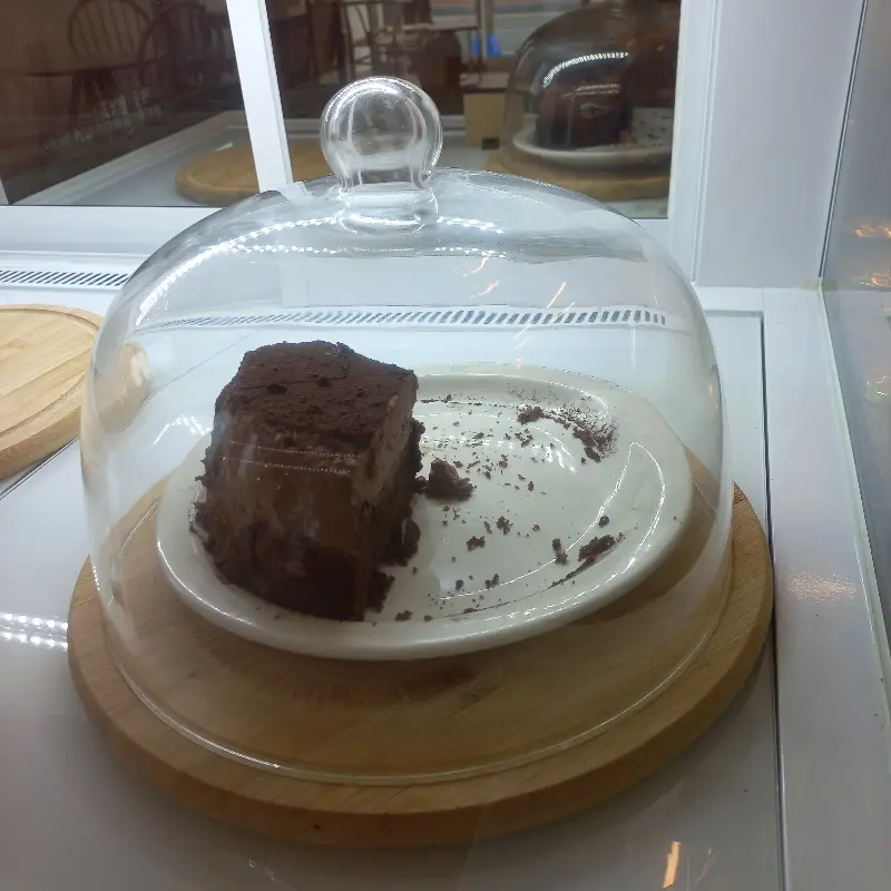 쇼케이스 안의 케이크