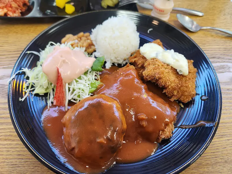 돈가스, 함박스테이크, 생선가스가 함께 나오는 정식 메뉴