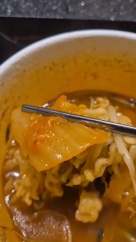 칼칼한 김치 라면의 유혹