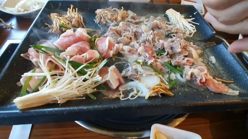 황금오리와 각종 채소가 푸짐하게 담겨 있는 모습