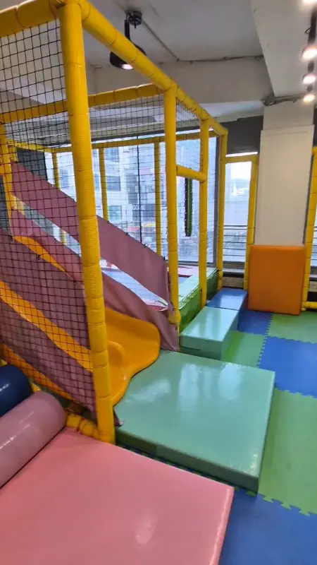 아이들이 신나게 뛰어노는 놀이방