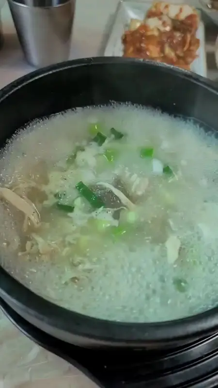 뽀얀 국물에 파가 송송 썰린 닭곰탕