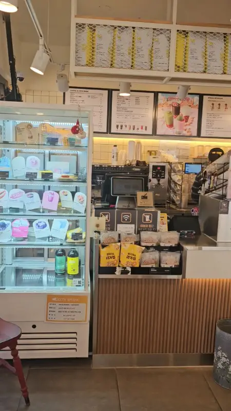 깔끔하게 정돈된 메가커피 남창역점 카운터