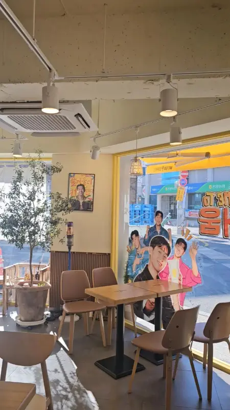 메가커피 남창역점 내부 테이블