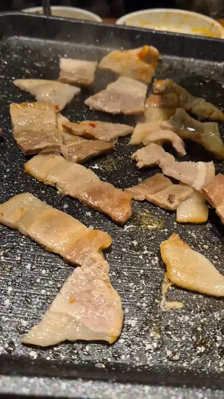 불판 위에서 맛있게 익어가는 고기