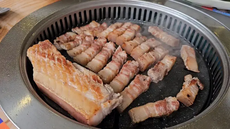 불판 위 삼겹살