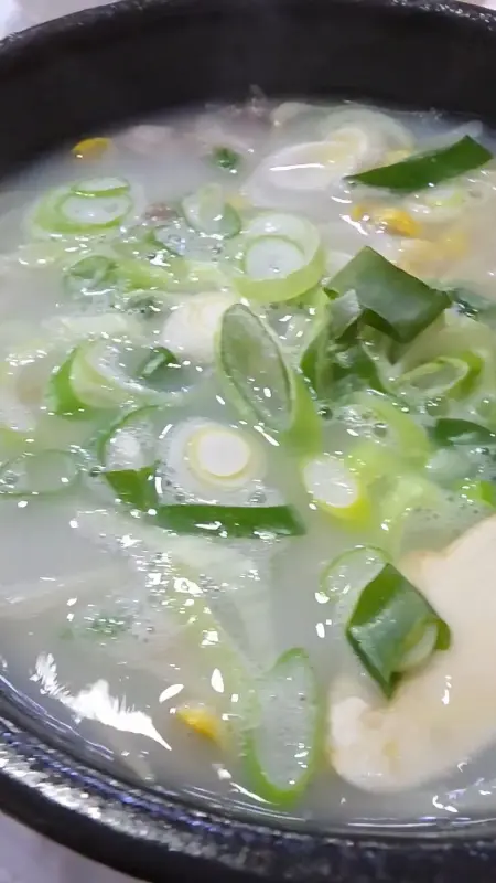 순대국밥의 뽀얀 국물에 떠오른 파의 모습