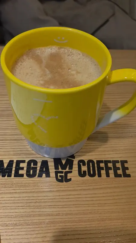 노란색 머그컵에 담긴 아메리카노